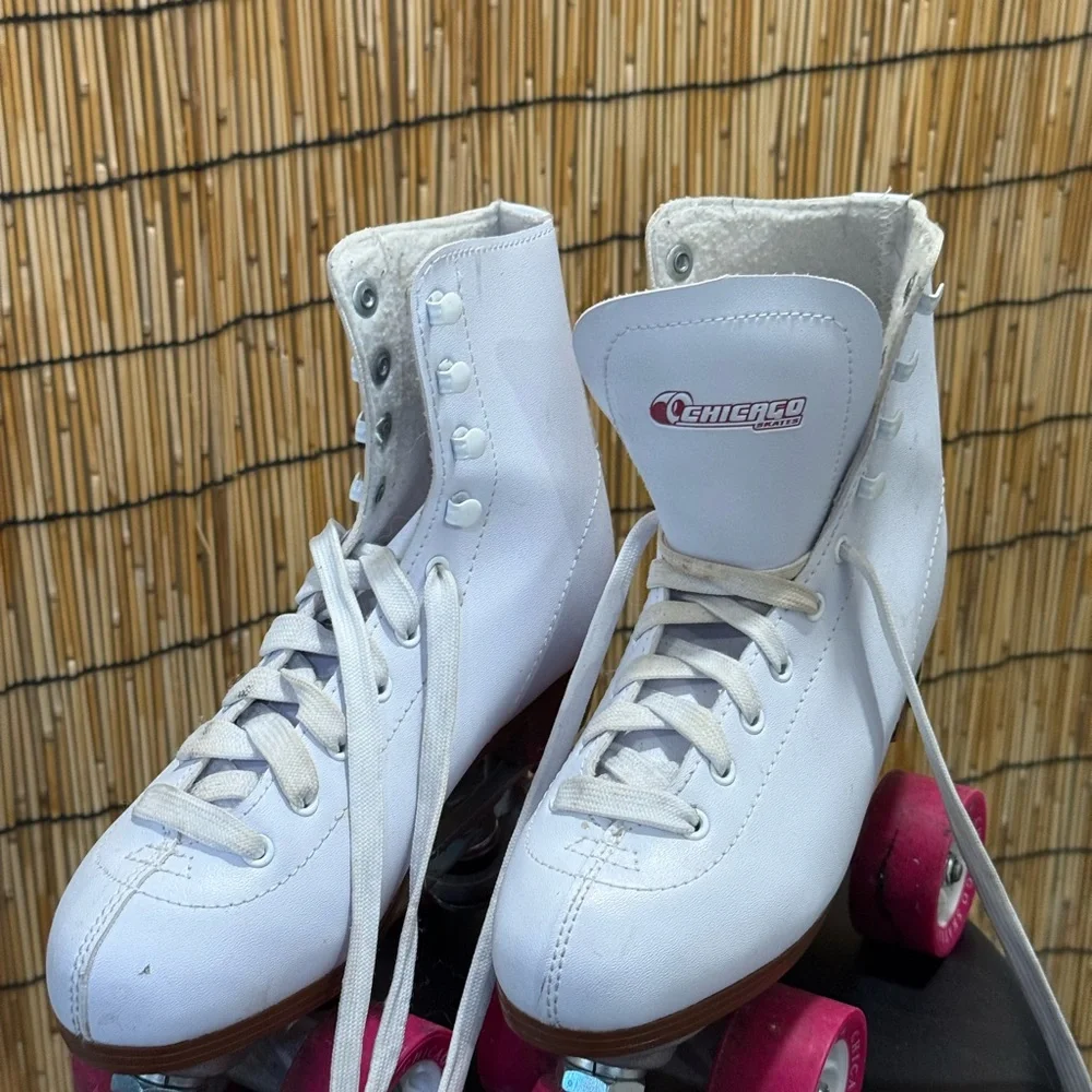 White Leather Quad Roller Skates with Pink Wheels - Picture 4 of 11